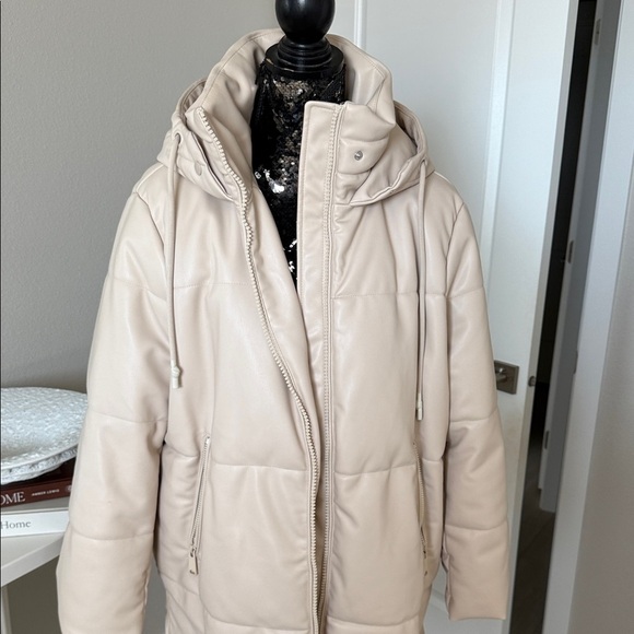 Zara Women's Beige Puffer Jacket - Picture 3 of 8